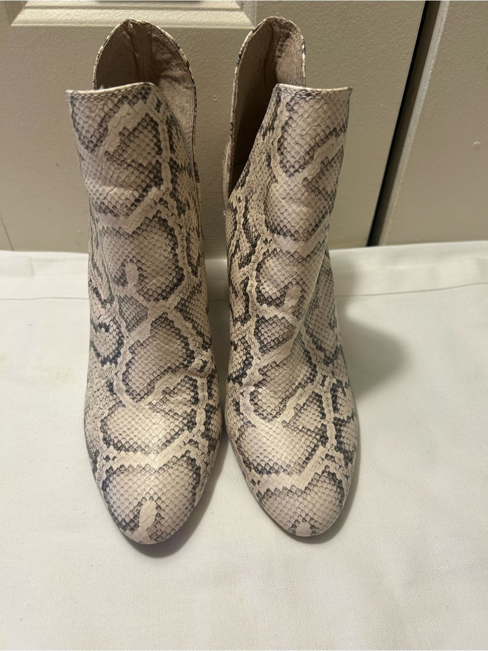 Steve Madden Boots Womens 9M Rookie Bootie cream Snakeskin Pull On Ankle Top